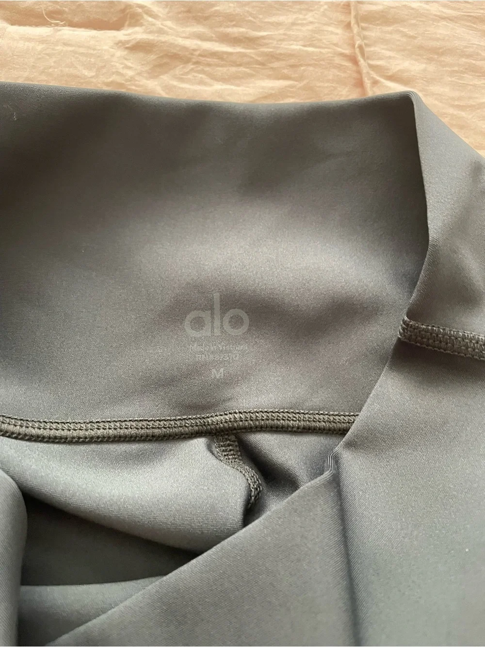 Alo yoga airlift legging bundle. Colors Anthracite & espresso - Picture 4 of 4